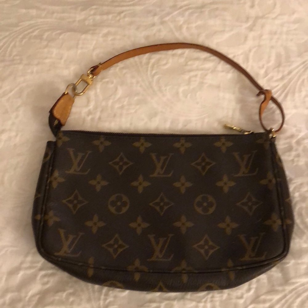 louis vuitton pouchette